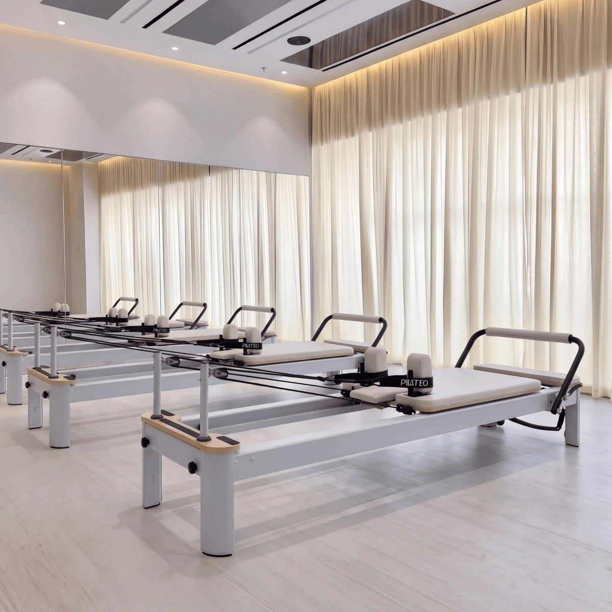 Pilates reformer aluminium blanc lacté, en studio