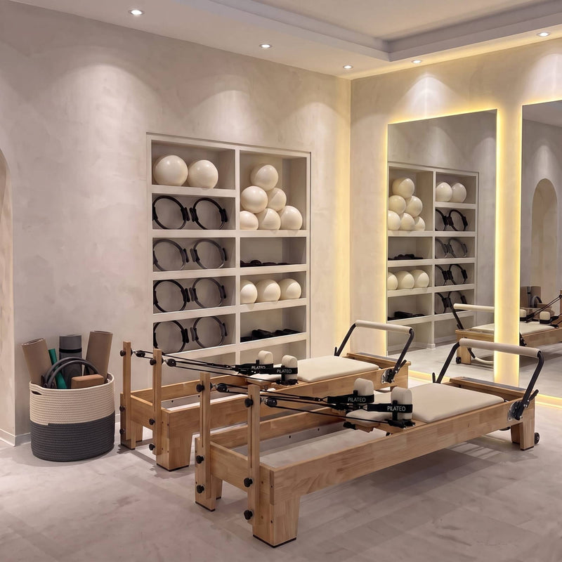 Studio de Pilates équipé de reformers classiques blanc lacté