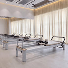 Pilates reformer aluminium blanc lacté, en studio