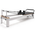 Pilates reformer aluminium noir, vue de trois quarts