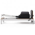 Pilates reformer aluminium noir, vue latérale avec sitting box