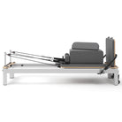 Pilates reformer aluminium gris bleuté, vue latérale avec sitting box