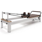 Pilates reformer aluminium moka, vue côté poulies