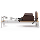 Pilates reformer aluminium moka, vue latérale avec sitting box