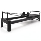 Pilates reformer aluminium total black, vue de trois quarts