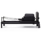 Pilates reformer aluminium total black, vue latérale avec sitting box