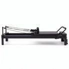 Pilates reformer aluminium total black, vue latérale, barre de pieds relevée