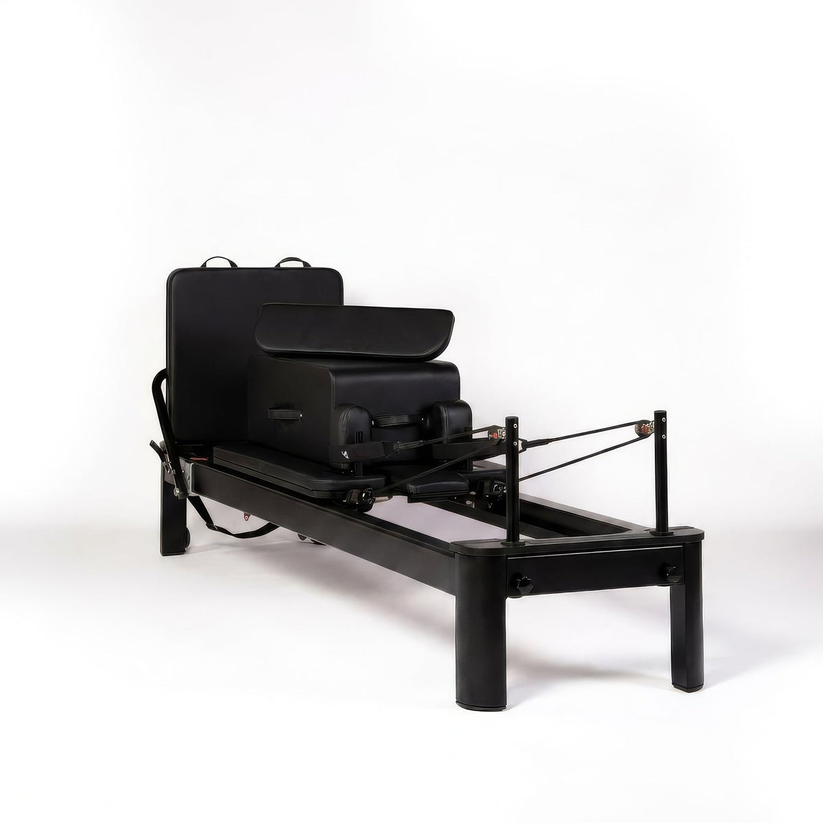 Pilates reformer aluminium total black, vue de trois quarts avec sitting box