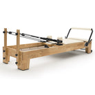 Pilates reformer classique blanc lacté, vue de trois quarts