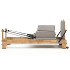 Pilates reformer classique gris perle, vue latérale avec sitting box