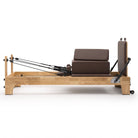 Pilates reformer classique moka, vue latérale avec sitting box